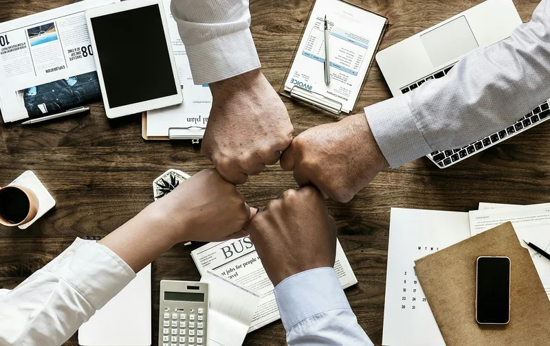 Serrer la vis sur les postes clients et fournisseurs