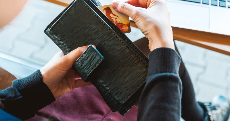Payer en ligne vs en magasin : attention aux différences
